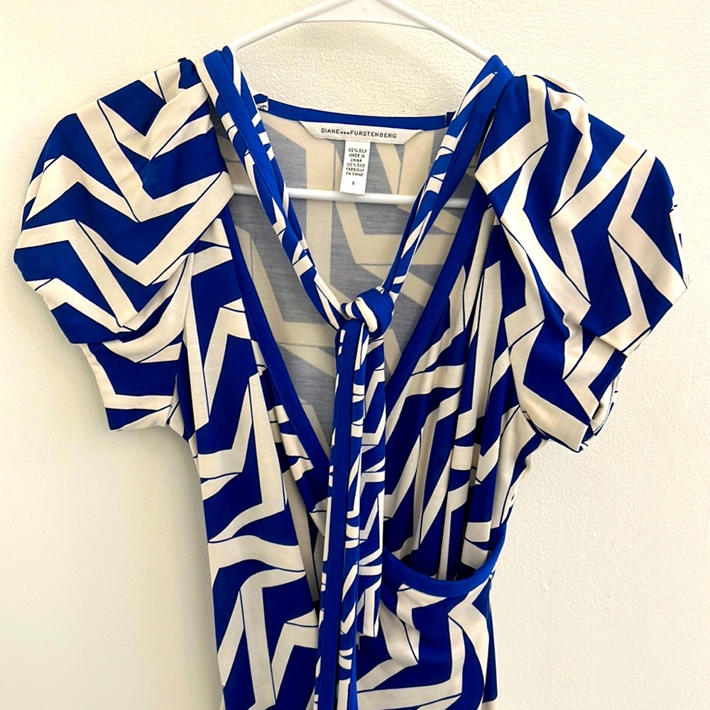 Vintage Diane von Furstenburg wrap dress - great condition- size 6